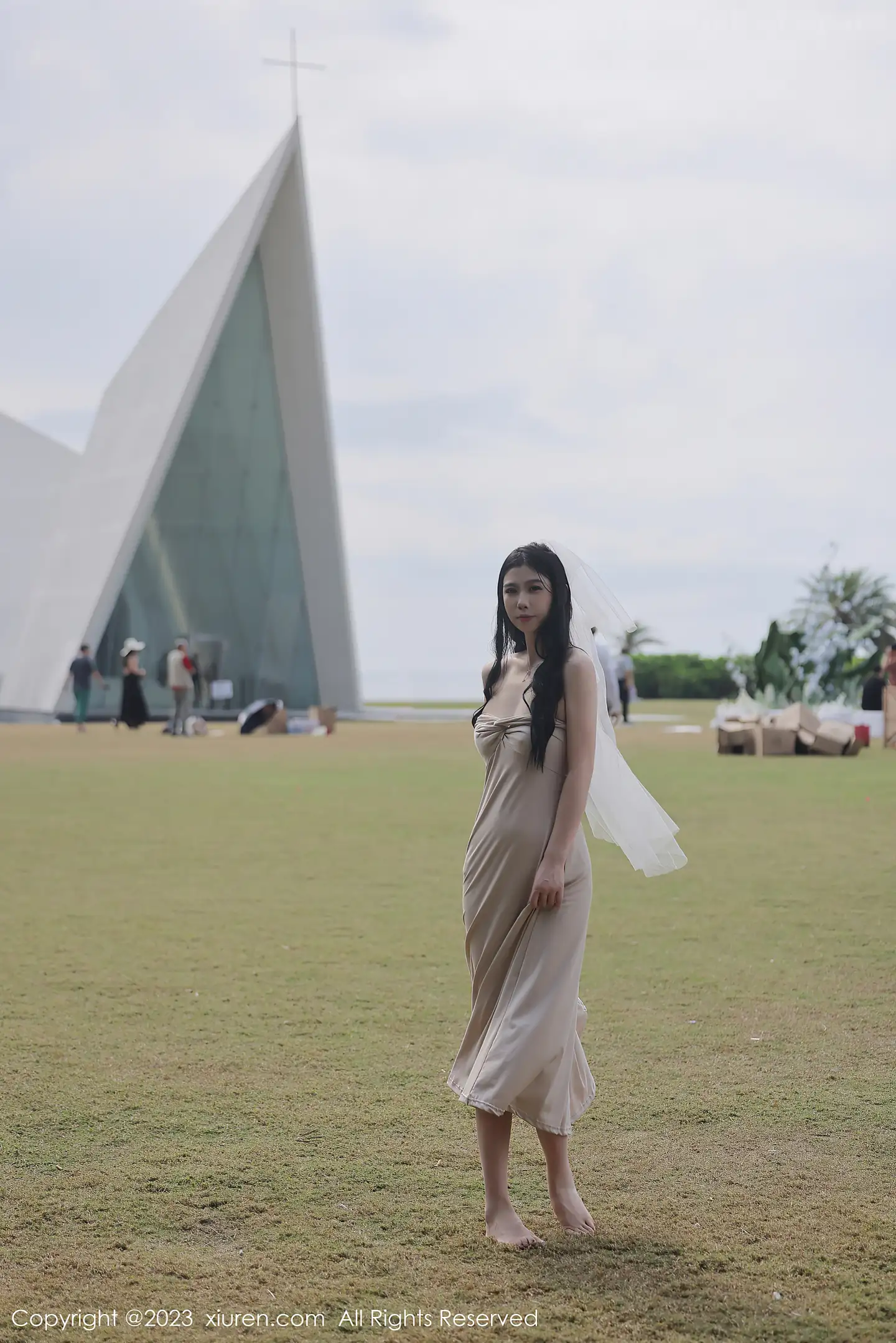 图片[5]-[XiuRen秀人网]2023.04.03 NO.6513 李雅柔182CM 米色抹胸礼服裙加蕾丝内衣性感私房写真集-秀人网官方网站